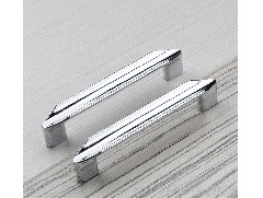 柜子門把手撞墻怎么辦？